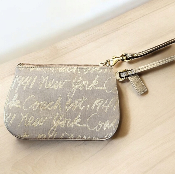 Coach New York Graffiti Script Logo Tan Gold Sparkly puffy Heart Wristlet - Picture 4 of 8